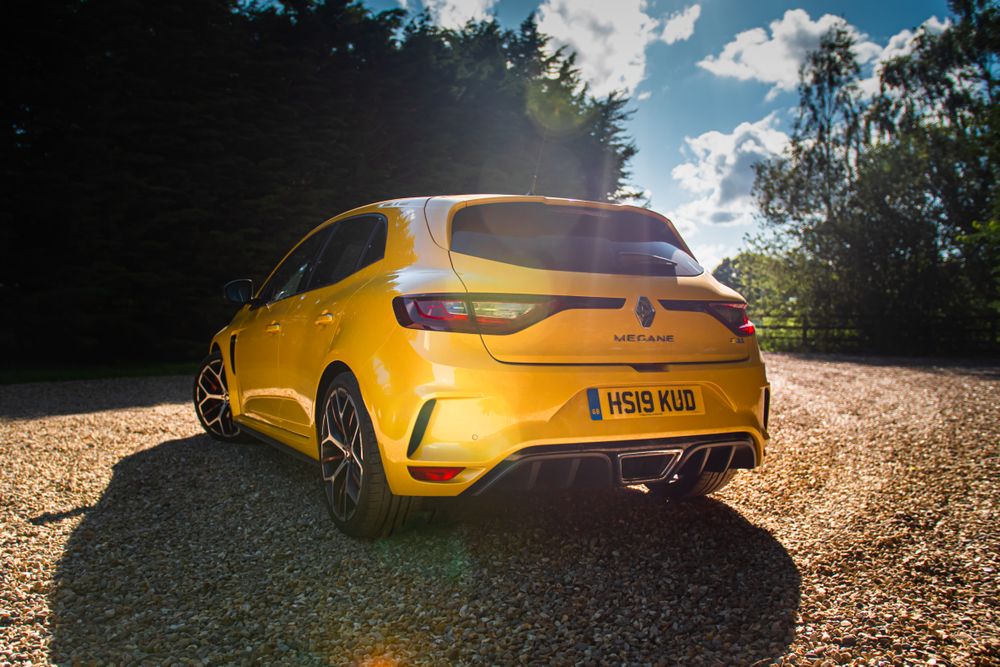 Nous avons un Renault Mégane Trophée pour 6 mois : Que voulez-vous savoir ?